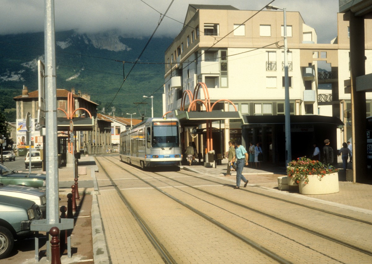 Grenoble TAG SL A (Alstom-TFS 2 2013) Avenue Aristide Briand / Place Louis Maisonnat im Juli 1988.