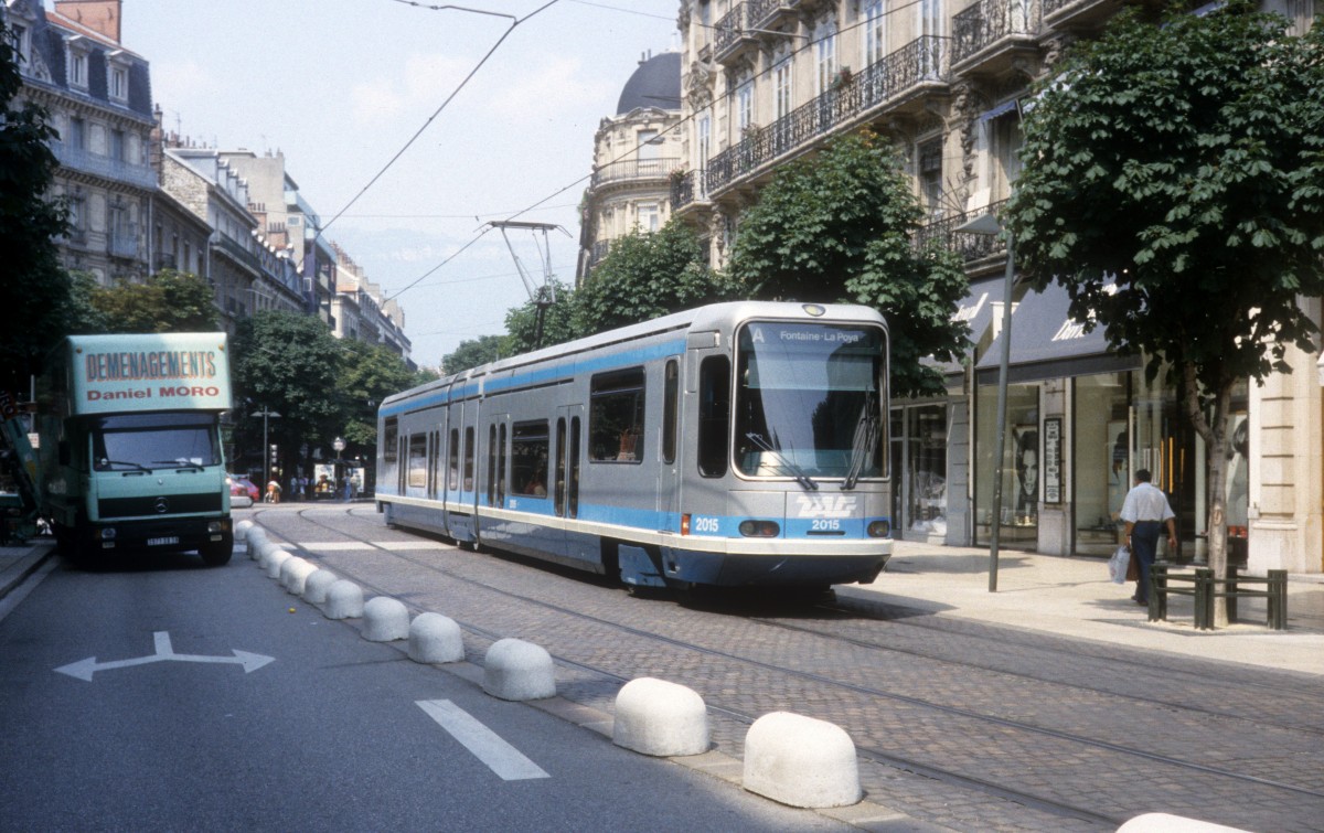 Grenoble TAG SL A (Alstom-TFS 2 2015) Place Victor-Hugo am 30. Juli 1992.