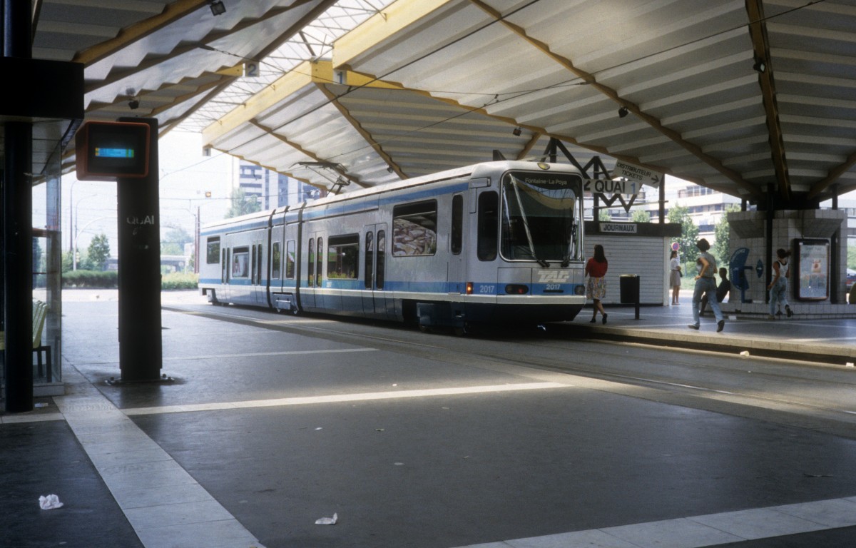 Grenoble TAG SL A (Alstom-TFS 2 2017) Grand' Place am 30. Juli 1992.
