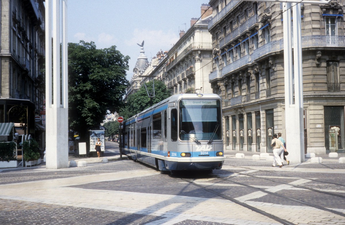 Grenoble TAG SL B (Alstom-TFS 2 2014) Avenue Alsace-Lorraine am 30. Juli 1992.