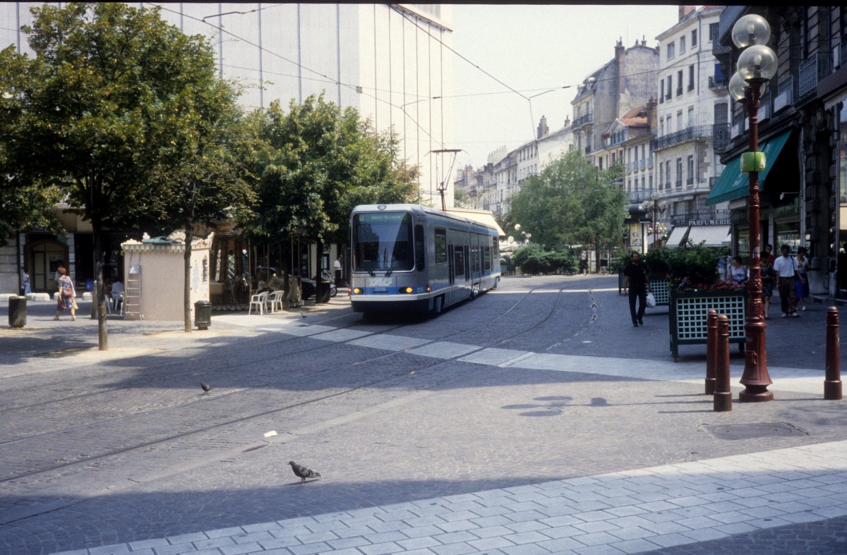 Grenoble TAG SL B (Alstom-TFS 2 2019) Rue Félix-Poulat am 30. Juli 1992.
