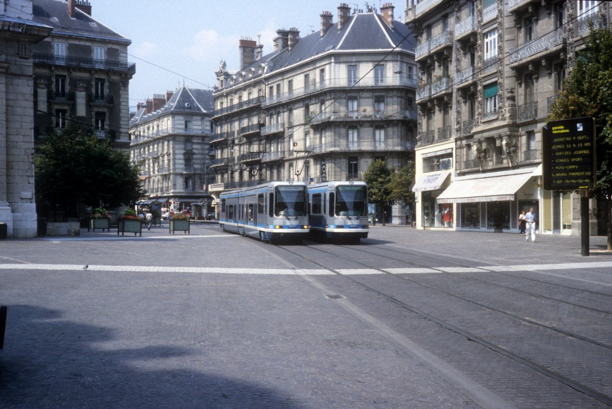 Grenoble TAG SL B (Alstom-TFS 2 2003 / 2019) Rue Félix-Poulat am 30. Juli 1992.
