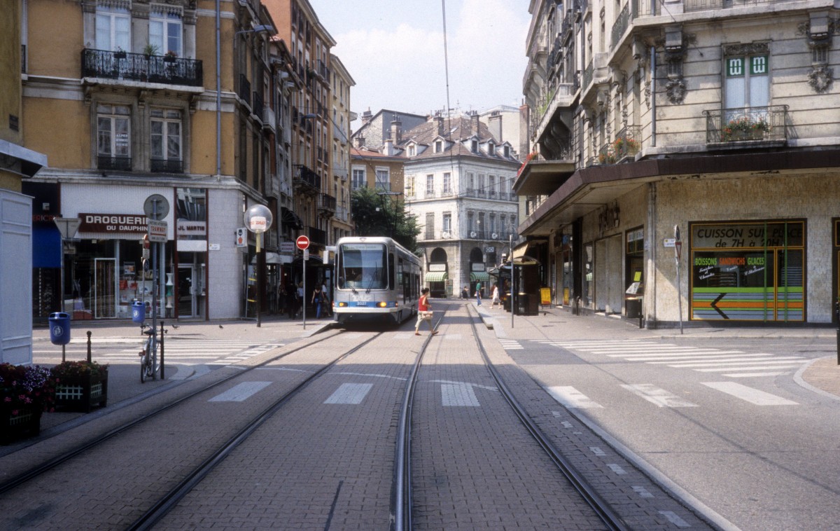 Grenoble TAG SL B (Alstom-TFS 2 2027) Rue Blanchard am 30. Juli 1992.