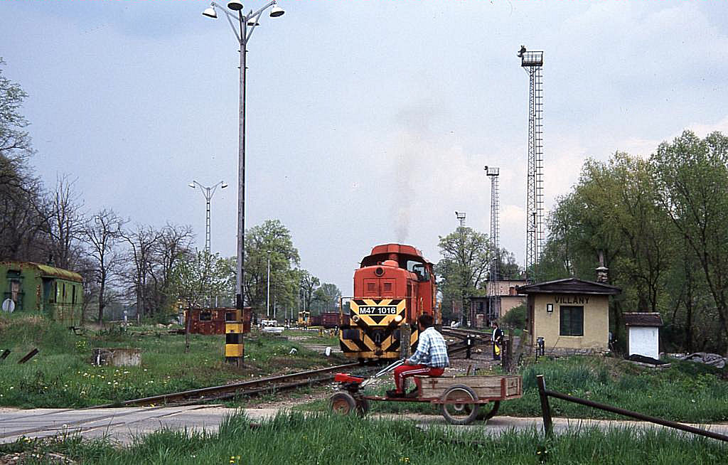 Grenzbahnhof Villany in Ungarn am 22.4.1999.
Ein Mini Traktor hlt am westlichen Bahnbergang, um
die rangierende M 471072 passieren zu lassen.