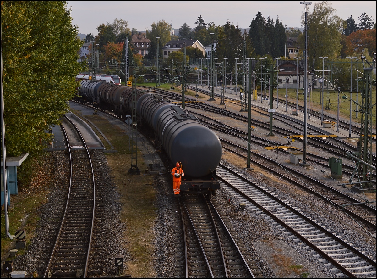 Grenzgänger. Der letzte Kilometer der badischen Hauptbahn wird zu Rangierarbeiten verwendet, Bedienung des Tanklagers Kreuzlingen. Kreuzlingen, Oktober 2015.