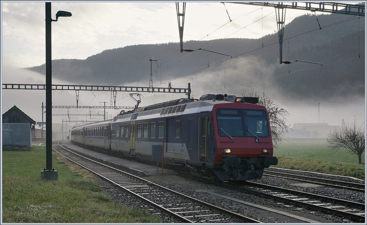 Grenzwertig waren die Lichtverhältnisse an diesem November Morgen, als der RBDe 560 004-2 mit seinem RE 18122 von Neuchâtel nach Frasne in Noiraigue auf den Gegenzug wartet. 

5. Nov. 2019