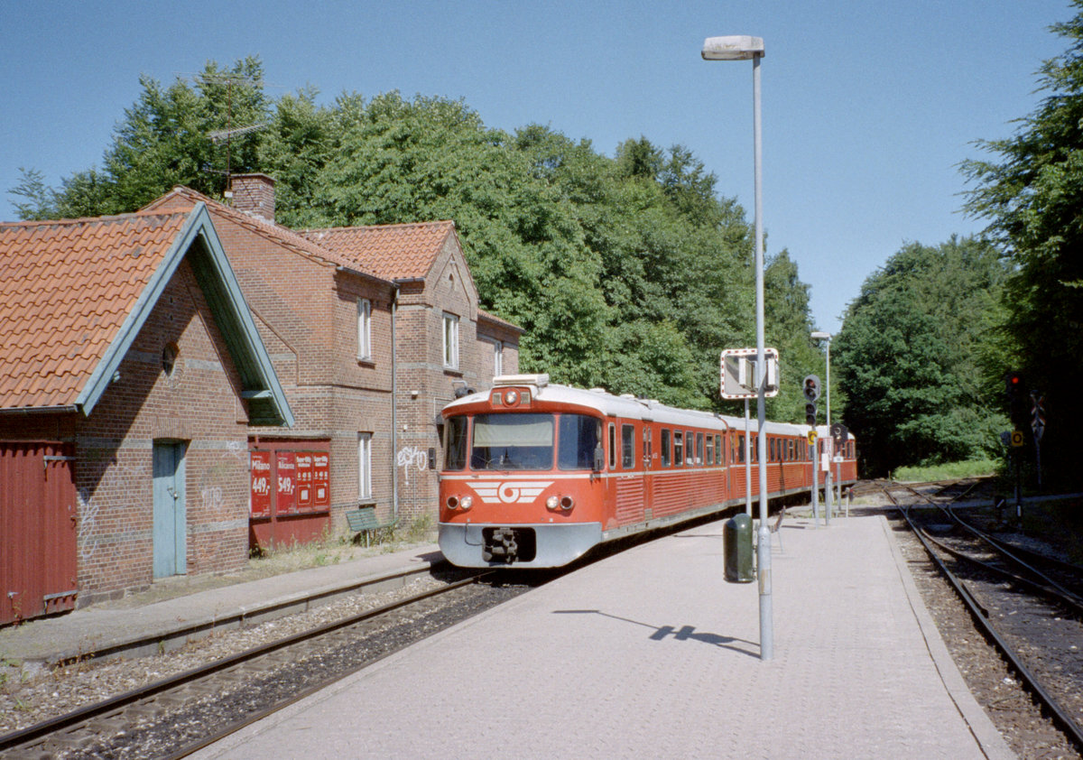 Gribskovbanen (GDS): Ankommend aus Gilleleje erreicht ein Dieseltriebzug am 30. Juni 2006 den Bahnhof Kagerup. - Der Triebzug, der aus einem Triebwagen des Typs Ym, einem Zwischenwagen des Typs Yp und einem Steuerwagen des Typs Ys bestand, hatte Hillerød als Ziel. - Scan eines Farbnegativs. Film: Agfa XRG 200-N. Kamera: Leica C2.