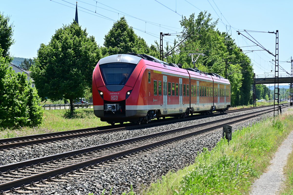 Grinsekatze 1440 824-9 der S-Bahn Rhein/Ruhr bei der Durchfahrt in Thüngersheim ob nun nach Hagen, Essen, Wuppertal oder Mönchengladbach ist für mich nicht erkennbar gewesen. 14.6.2022