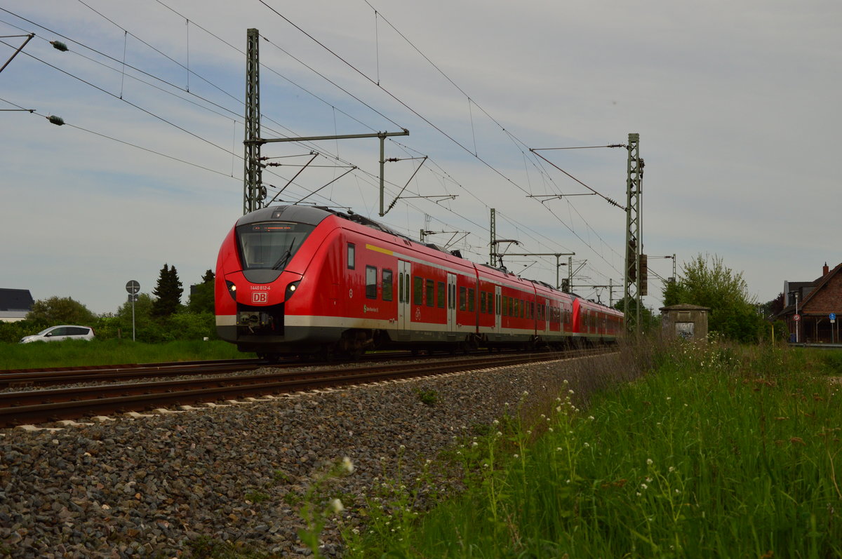 Grinsekatze als S8 nach Mönchengladbach.
Hier verlässt der Zug gerade Kleinenbroich gen Korschenbroich am Montag den 9.5.2016