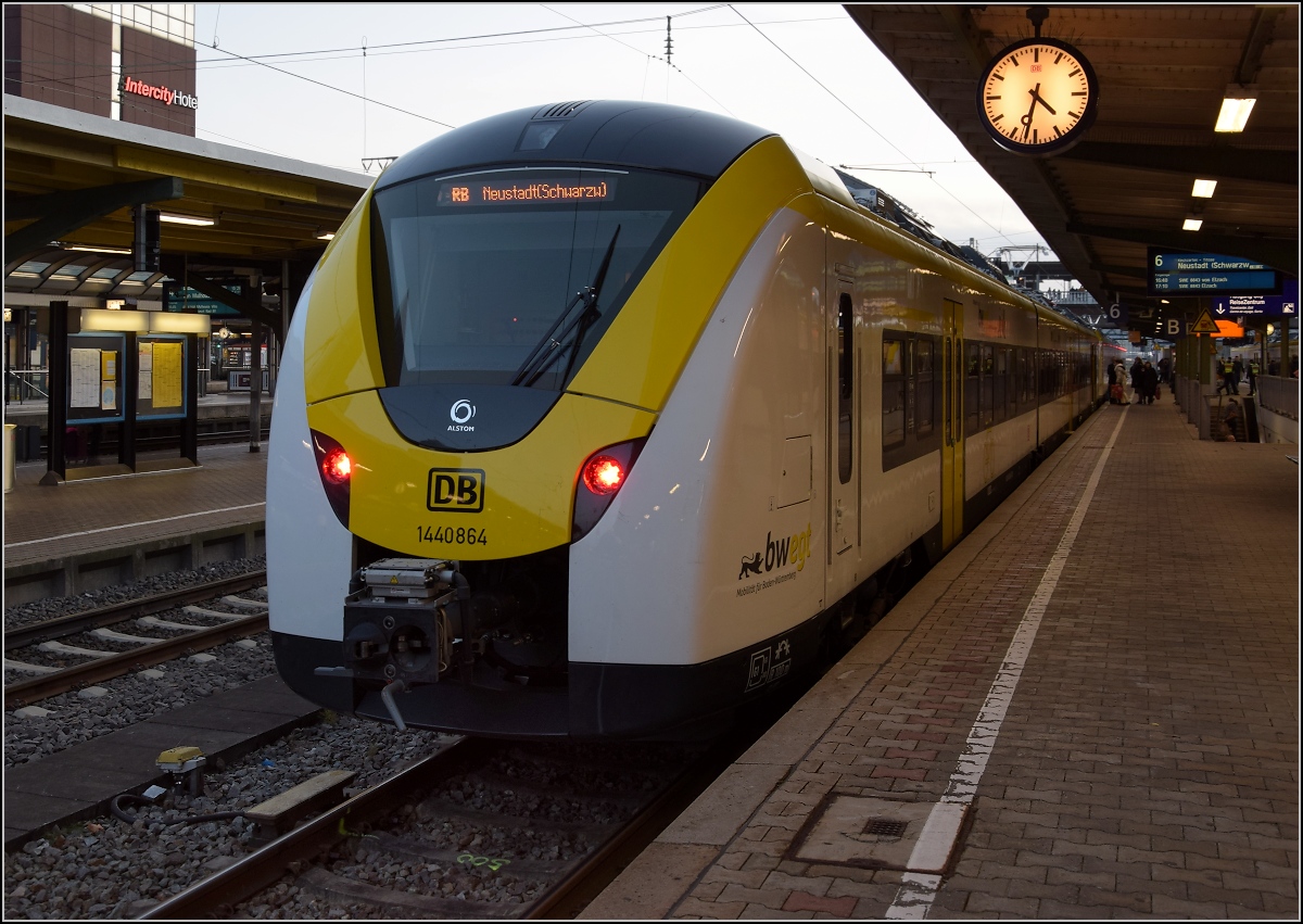 Grinsekatzen in den Schwarzwald. Verfrüht in Betrieb gegangen, 1440 364 nach Seebrugg, hier mit dem hinteren Führerstand. Freiburg, November 2019.