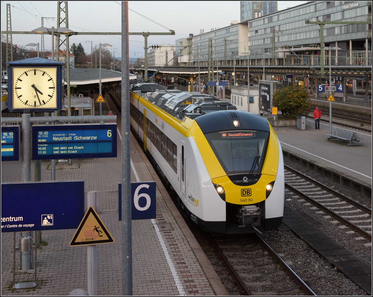 Grinsekatzen in den Schwarzwald. Verfrüht in Betrieb gegangen, 1440 182 nach Neustadt. Freiburg, November 2019.