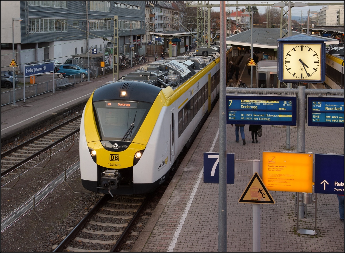 Grinsekatzen in den Schwarzwald. Verfrüht in Betrieb gegangen, 1440 175 nach Seebrugg, hier mit dem hinteren Führerstand. Freiburg, November 2019.