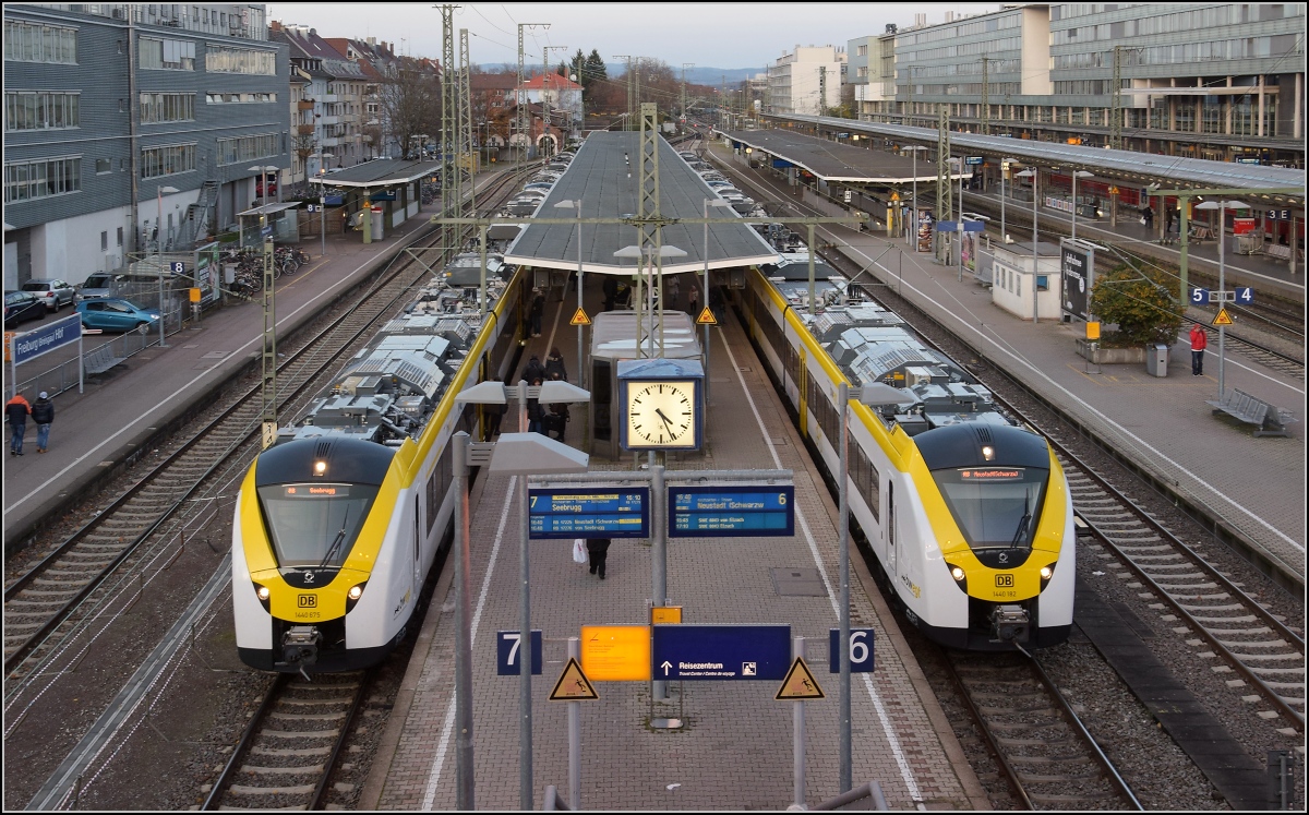 Grinsekatzen in den Schwarzwald. Verfrüht in Betrieb gegangen, in den letzten Jahren ein Fremdwort bei der Bahn. Gratulation an die mittlerweile abgewickelte DB Regio Südbaden, das letzte Lebenszeichen der einst bestfunktionierenden DB Regio. Und endlich hat man mal kapiert, dass mit Bändchendurchschneiden und alles am Fahrplanwechsel neu nur das Chaos einzieht.

Im Bahnhof Freiburg stehen bereit, links 1440 175 und 1440 361 nach Seebrugg und rechts 1440 182 und 1440 364 nach Neustadt. November 2019.