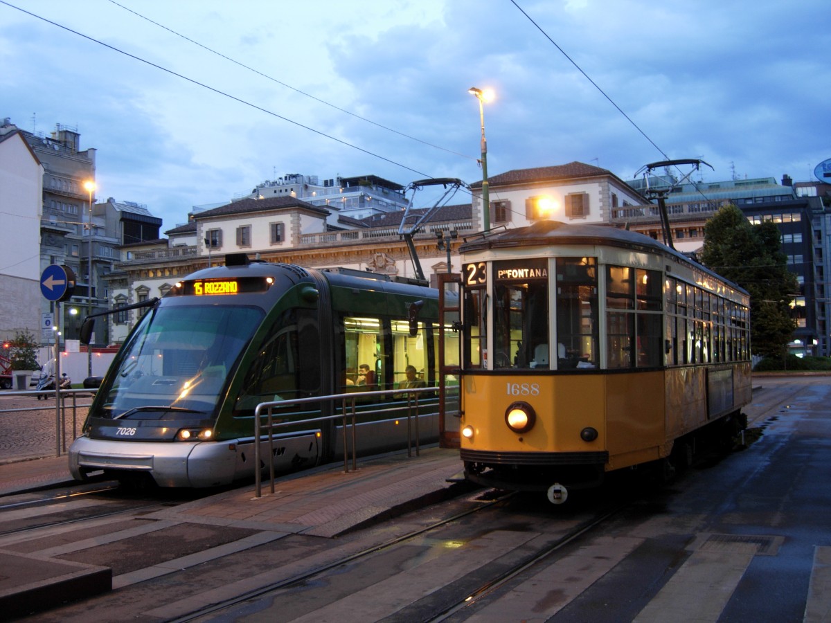 Größer können die Gegensätze kaum noch sein. Zwei Generationen von Straßenbahnen, beide in regulärem Einsatz, fotografiert am 07.07.2014 um 21:25 Uhr in Mailand. 