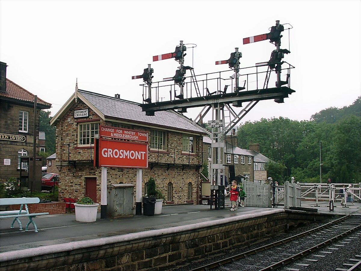 Grosmont war damals am 26.8.2000 der Beginn der North Yorkshire Moors Railway nach Pickering. Interessant sind die  Schranken : jeweils um 90 Grad gedreht sperren sie entweder die Gleise oder die Straße.