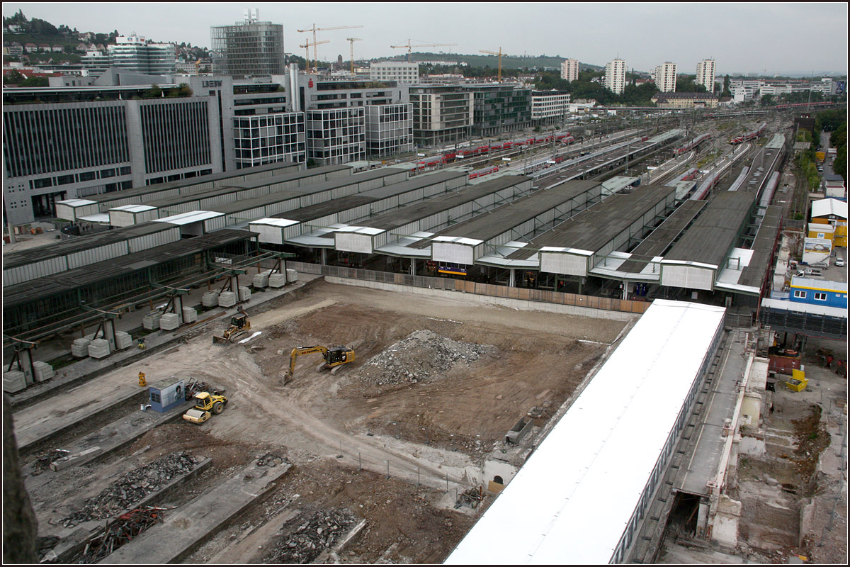 Großbaustelle -

Allmählich wird das Baufeld frei für den neuen Bahnhof.

24.09.2014 (M)