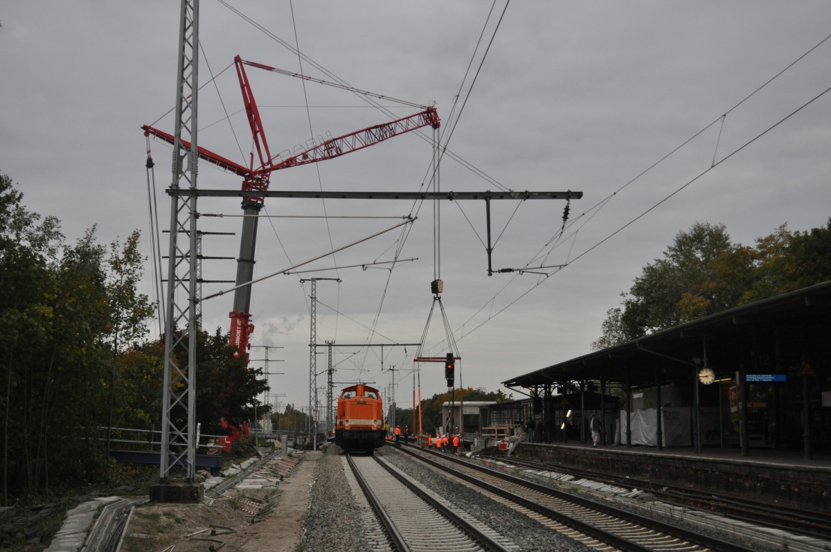 Grobaustelle Berlin Karlshorst heute (am 05.10.2013) morgen gegen 08:00 Uhr wird die neue S-Bahn Brcke ber die Treskowallee eingeschwenkt.