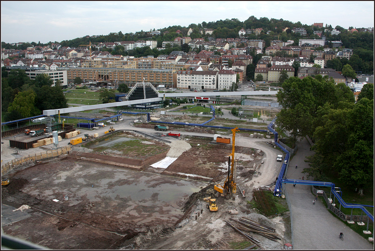 Großbaustelle -

Die Baugrube im Schlossgarten. Hinten vor dem Planetarium die Förderbandanlage für den Erdaushub der anschließenden Tunnelstrecken.

24.09.2014 (M)