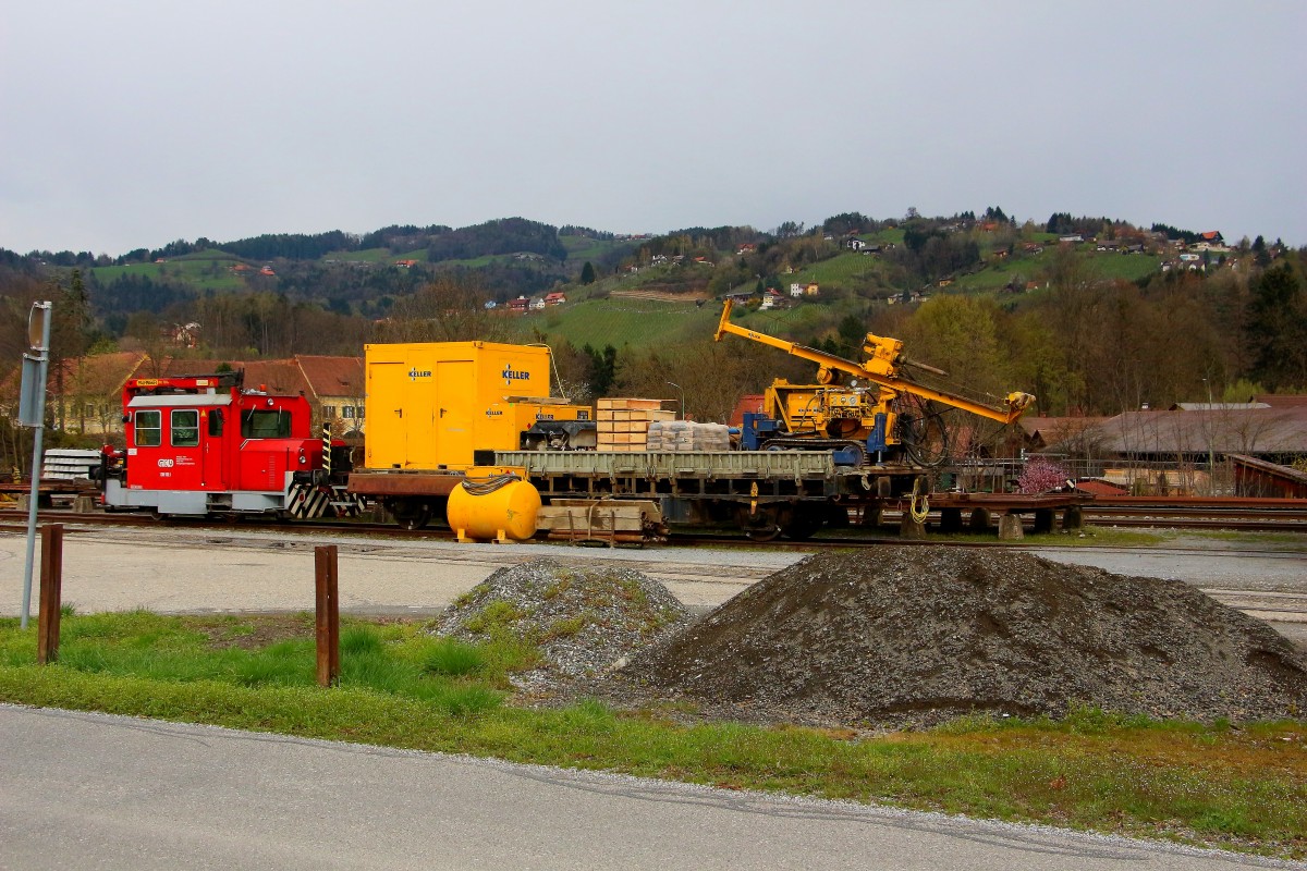 Großbaustellen sind in den letzten Jahren auch auf der Graz Köflacher Eisenbahn ein ständiger Wegbegleiter. Heuer steht ein großer Streckenabschnitt zwischen Frauental Bad Gams und Deutschlandsberg am Programm. Die Vorarbeiten hierzu haben bereits begonnen. So wurden die Böschung in den letzten Wochen von Gestrüb befreit und begonnen Probebohrungen zur Feststellung der Unterbau Beschaffenheit durchzuführen. Hierzu kommt dieses Bohrgerät verladen auf einem KbKm zum Einsatz . Gezogen von DM100.1 kommt dieser Bauzug Nachts in Betriebsfreien Zeiten zum Einsatz. Deutschlandsberg am 24.03.2014  