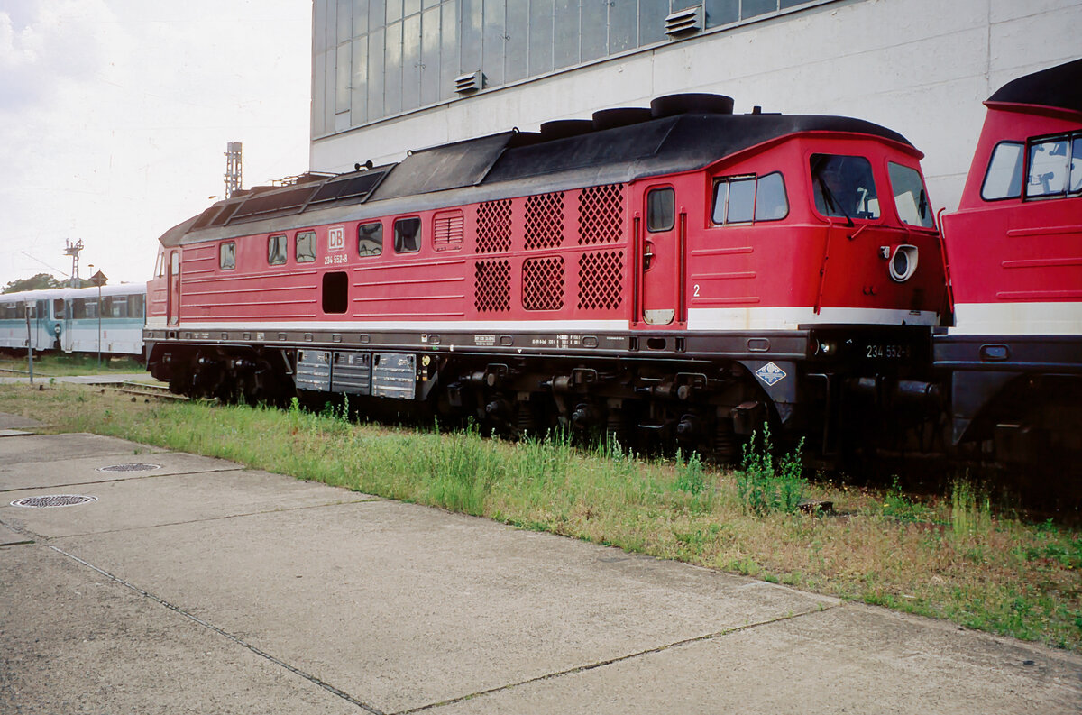 Großdiesellok 234 552, 1978 als 132 552 an die DR geliefert und zuletzt in Görlitz stationiert, konnte am 16.06.2001, dem Tag ihrer z-Stellung, bei einer ausgedehnten Führung mit einem Mitarbeiter des Werks Neustrelitz fotografiert werden. Eine Jahr später wurde das Tfz. bereits verschrottet.