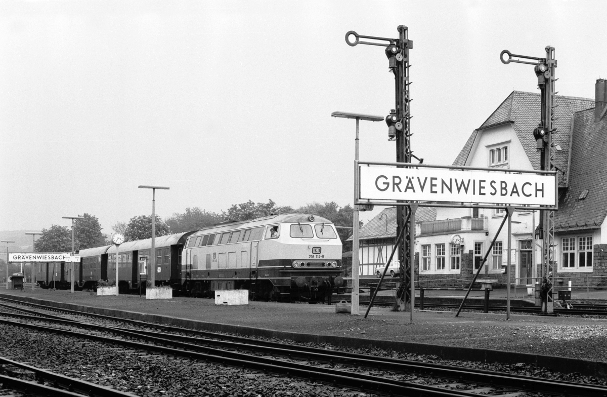Große Bahnhofsschilder, Formsignale und ein gepflegtes Bahnhofsgebäude verliehen dem Bahnhof Grävenwiesbach ein besonderes Flair, wenn auch der  Normalreisende  von heute diese  Bahnromantik  sicherlich nicht wieder gegen das vertaktete Zugangebot der modernisierten Taunusbahn eintauschen will (29.5.1980).