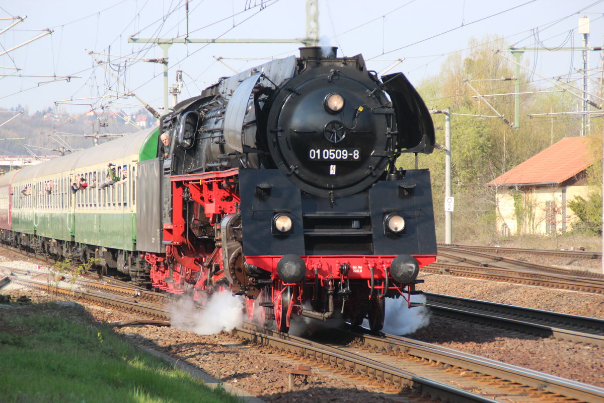 Große Erzgebirgsrundfahrt am 06.04.2019 mit 01 0509-8 und 132 334-4

Einfahrt in Bf Pirna