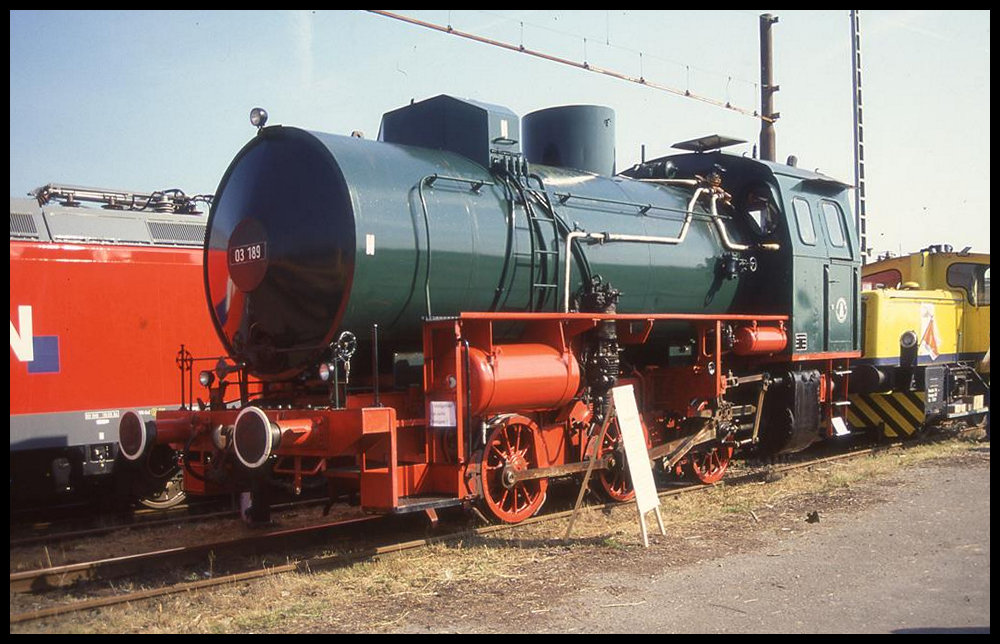 Große Fahrzeugausstellung am 5.9.2004 im Güterbahnhof Osnabrück u.a. hier mit 
der Dampfspeicherlok Nr. 03189 der Fa. Schoeller.