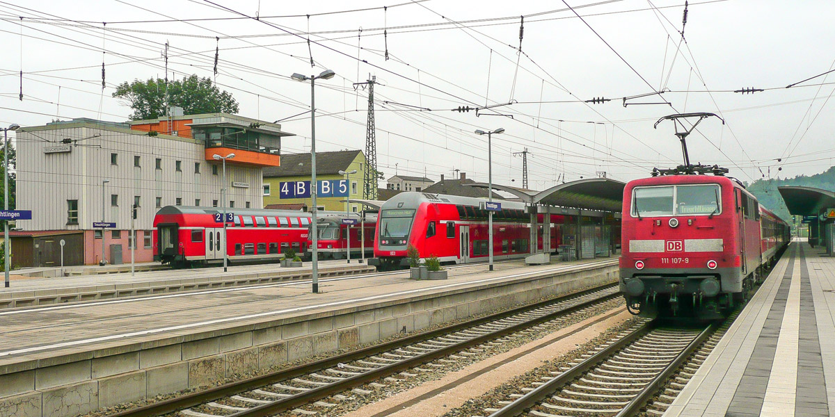Große Fahrzeugauswahl in Treuchtlingen am 17.9.08: 111 107 auf Gleis 6, zwei verschiedene Steuerwagen auf Gleis 4 und 3 sowie ein normaler Doppelstockwagen als Zugschluss auf Gleis 2.