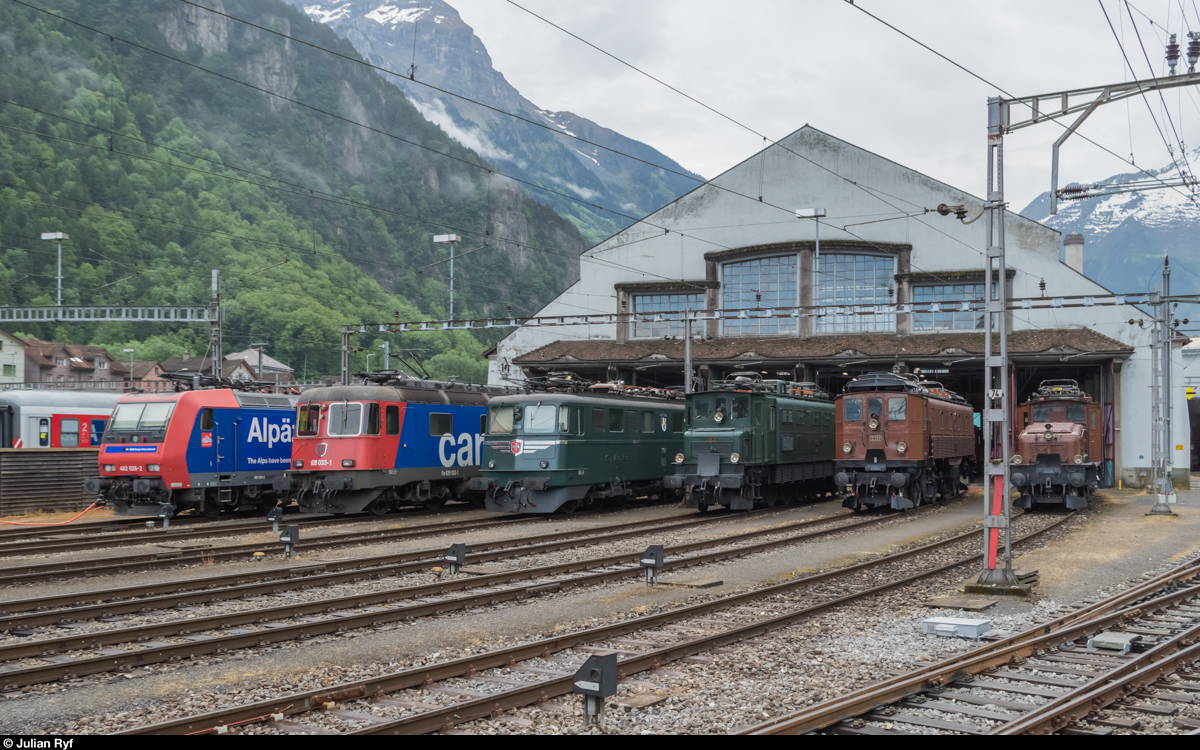 Grosse Fahrzeugparade vor dem Depot in Erstfeld an der Eröffnung des Gotthard Basistunnels am 4. und 5. Juni 2016. Von links nach rechts sind zu sehen: SBB Cargo International Re 482 026, SBB Cargo Re 620 033, SBB Historic Ae 6/6 11421  Graubünden , Ae 4/7 10976, Be 4/6 12320 und das Krokodil Ce 6/8 II 14253. Aufnahme vom 4. Juni 2016.