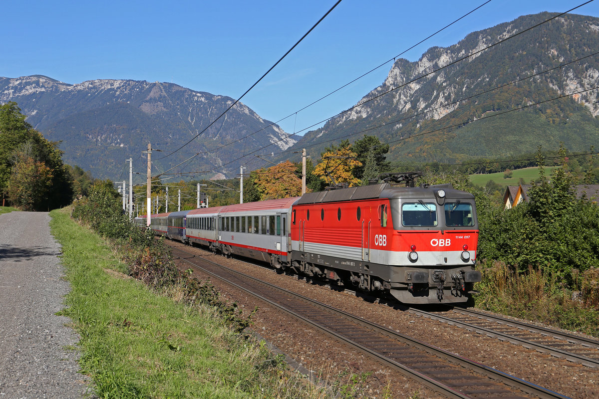 Grosse Freude bereitete ein Lp.nach Klagenfurt mit 1144.097 der als Lokbespannter Schnellzug durchgeht bei Payerbach am 5.10.18