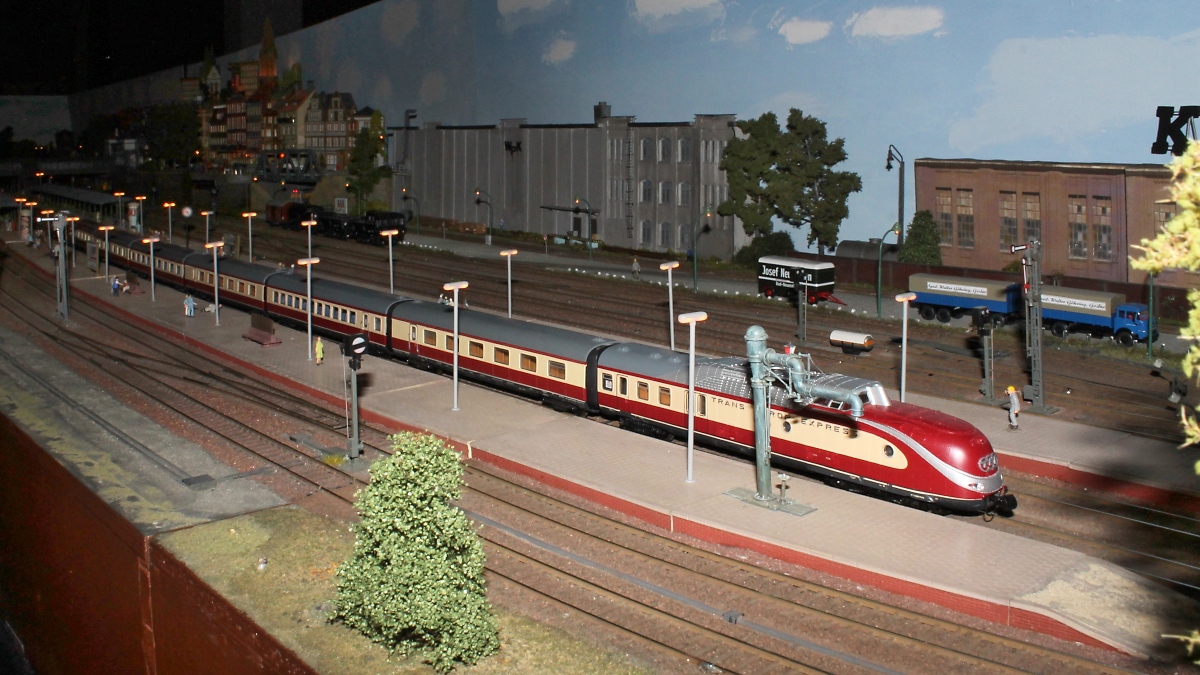 Große Modulanlage der IGM Kaarst e.V.  Karlsforst , ein laaanger VT 11.5 (BR 601) im Bahnhof Karlsforst

Internationale Modellbahnausstellung der IGM Kaarst, 23.02.2013 