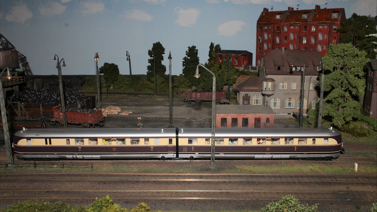 Große Modulanlage der IGM Kaarst e.V.  Karlsforst , Schnelltriebwagen SVT 137 150 der Deutschen Reichsbahn

Internationale Modellbahnausstellung der IGM Kaarst, 23.02.2013 