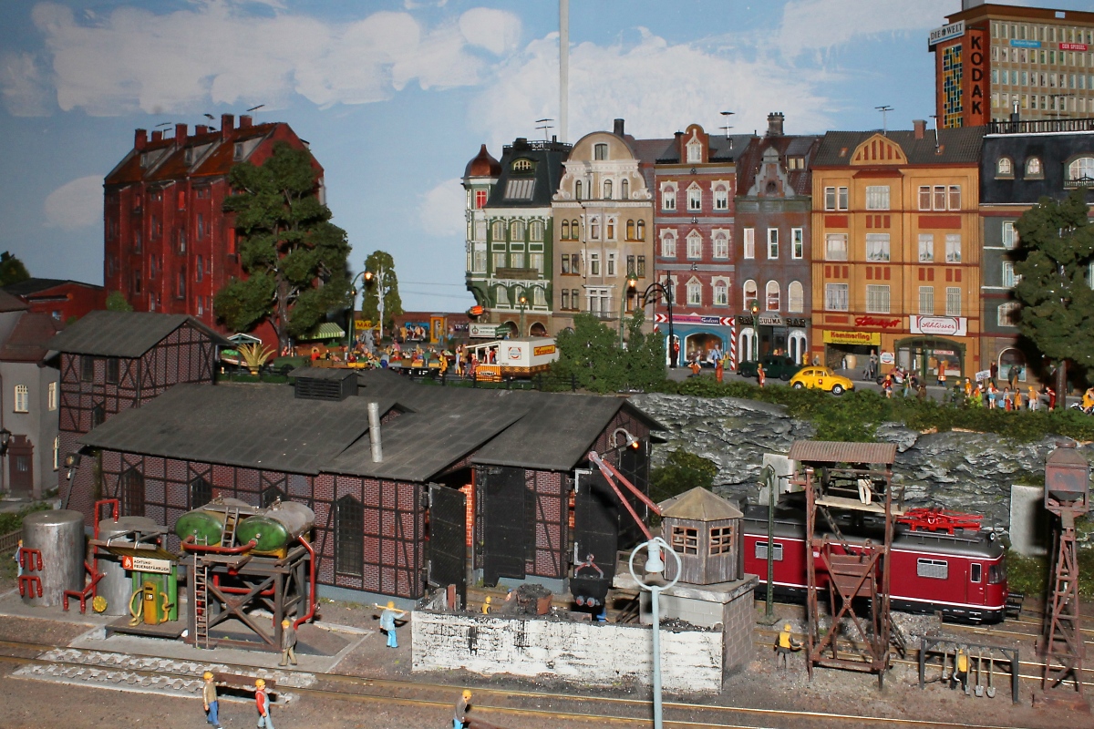 Große Modulanlage der IGM Kaarst e.V.  Karlsforst , Lokschuppen mit Diesel-Tankstelle am Bahnhof Karlsforst

Internationale Modellbahnausstellung der IGM Kaarst, 23.02.2013