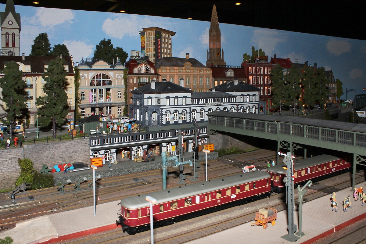 Große Modulanlage der IGM Kaarst e.V.  Karlsforst , Bahnhof Karlsforst mit Fußgängerbrücke

Internationale Modellbahnausstellung der IGM Kaarst, 23.02.2013