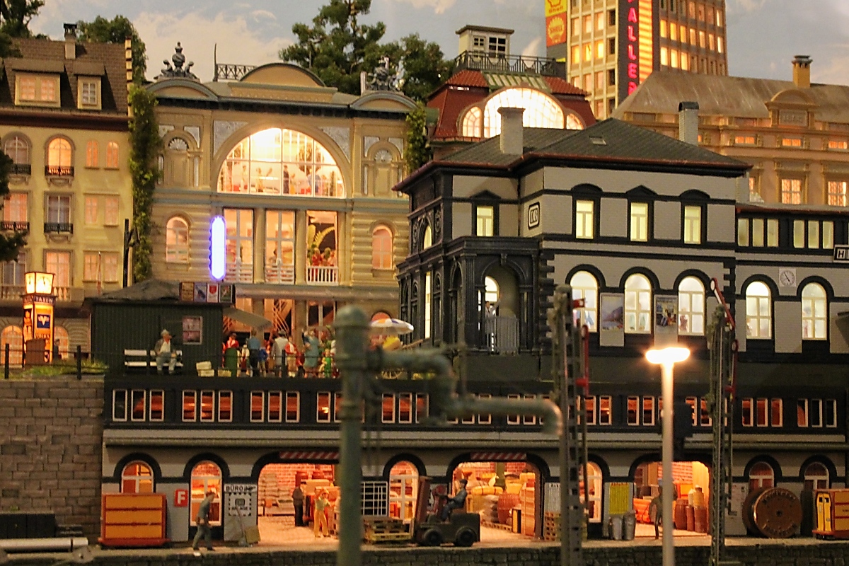 Große Modulanlage der IGM Kaarst e.V.  Karlsforst , detailliert gestaltete Stückgut-Abfertigung

Internationale Modellbahnausstellung der IGM Kaarst, 23.02.2013