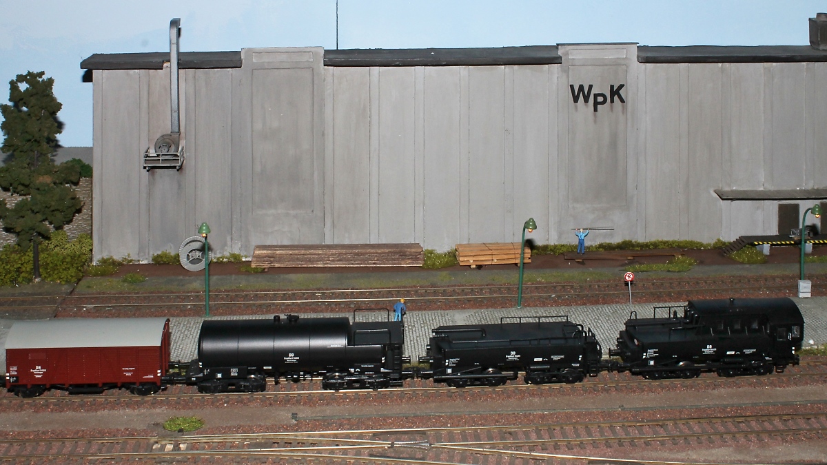 Große Modulanlage der IGM Kaarst e.V.  Karlsforst , mehrere Tender sind vor den WpK-Werken abgestellt

Internationale Modellbahnausstellung der IGM Kaarst, 23.02.2013