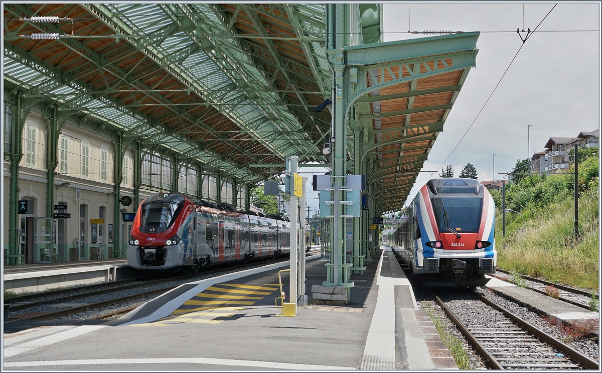 Grosse Überraschung: Da die Léman Express Linie S L1 eigentlich von SNCF Coradia Polyvalent régional tricourant bedient wird, rechnete ich nicht damit, in Evian-les-Bains einen SBB LEX RABe 522 anzutreffen! 
Während der SNCF Coradia Polyvalent régional tricourant Z 31519 links im Bild als LEX01 23362 um 13:21 nach Coppet fahren wird, müssen sich die beiden SBB LEX 522 214 und 221 noch bis um 15:21 gedulden. Der hier im Bild zu sehende RABe 522 214 wurde bereits 2012 gebaut und erst kürzlich zum  Léman Express  umgebaut.

15. Juni 2020
