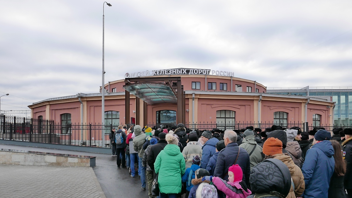 Großer Andrang zum Russischen Eisenbahnmuseum in St. Petersburg, 4.11.2017
Der Eingang ist durch die kleine, historische Fahrzeughalle.