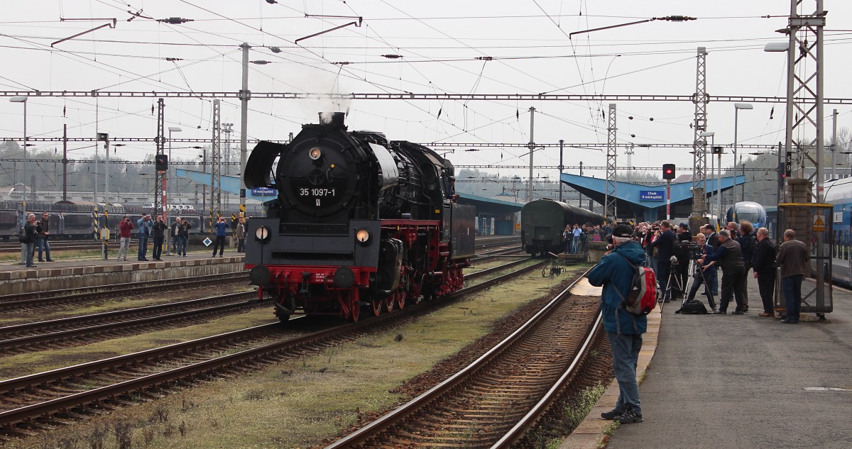 Großer Bahnhof in Cheb. Viele Fotografen wollen das geschehen beim rangieren der 35 1097-1 verfolgen. 05.04.2014