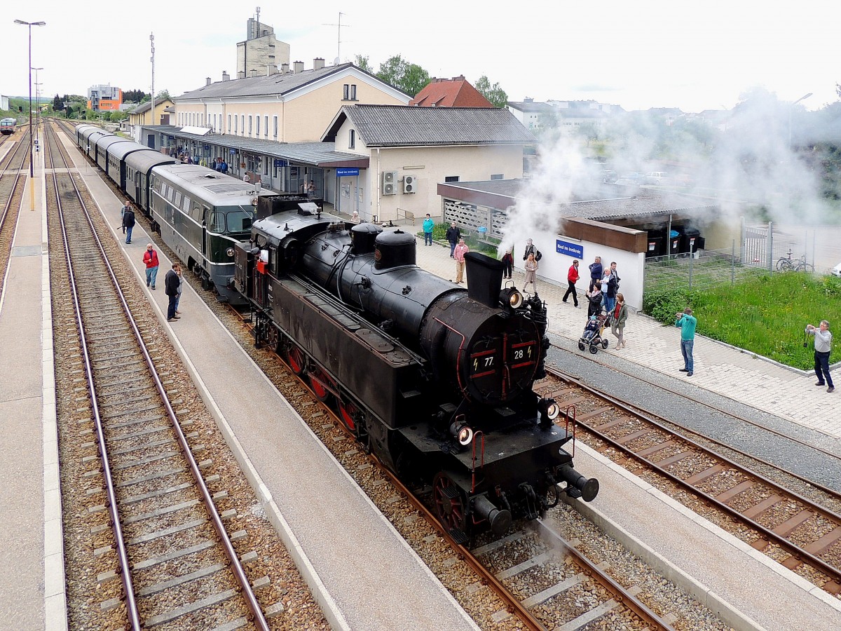 großer Bahnhof  für 77.28, welche am Bhf. Ried vor die Großdiesellok 2050.05 gespannt wird, um anschliessend mit dem Sonderzug in Richtung Aschach/Donau zu dampfen; 150509