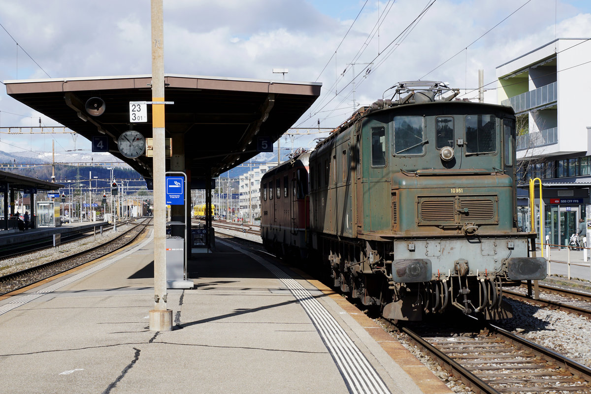 GROSSER BAHNHOF LYSS
für die Sonderleistung von SWISSTRAIN
mit den historischen Lokomotiven
Ae 4/7 10987, Ae 4/7 10951 sowie der Re 6/6 11602  MORGES 
am 3. März 2020.
Foto: Walter Ruetsch