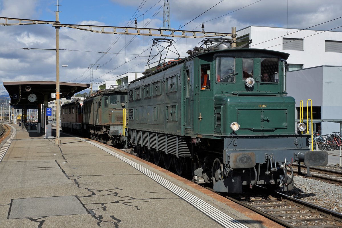 GROSSER BAHNHOF LYSS
für die Sonderleistung von SWISSTRAIN
mit den historischen Lokomotiven
Ae 4/7 10987, Ae 4/7 10951 sowie der Re 6/6 11602  MORGES 
am 3. März 2020.
Foto: Walter Ruetsch