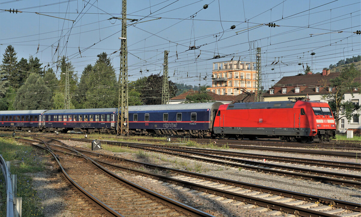 GROSSER BAHNHOF SINGEN am 14. August 2021.
Infolge Sperrung der Rheintalbahn während drei Wochenenden wurden viele Züge über die Schwarzwaldbahn umgeleitet.
Verewigt wurden diverse Impressionen vom Grossverkehr in Singen.
Der Nightjet mit der 101 011 bei der Ankunft.
Foto: Walter Ruetsch