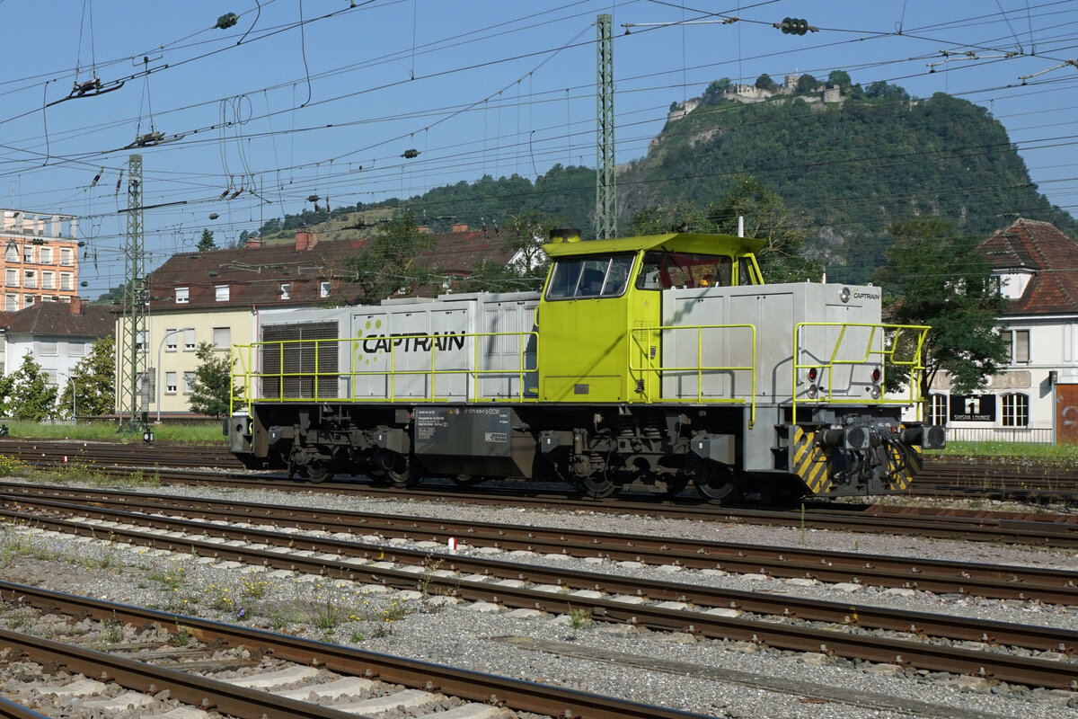 GROSSER BAHNHOF SINGEN am 14. August 2021.
Infolge Sperrung der Rheintalbahn während drei Wochenenden wurden viele Züge über die Schwarzwaldbahn umgeleitet.
Verewigt wurden diverse Impressionen vom Grossverkehr in Singen.
Eine Diesellokomotive von CAPTRAIN brachte einen langen Güterzug von Ulm nach Singen.
Foto: Walter Ruetsch