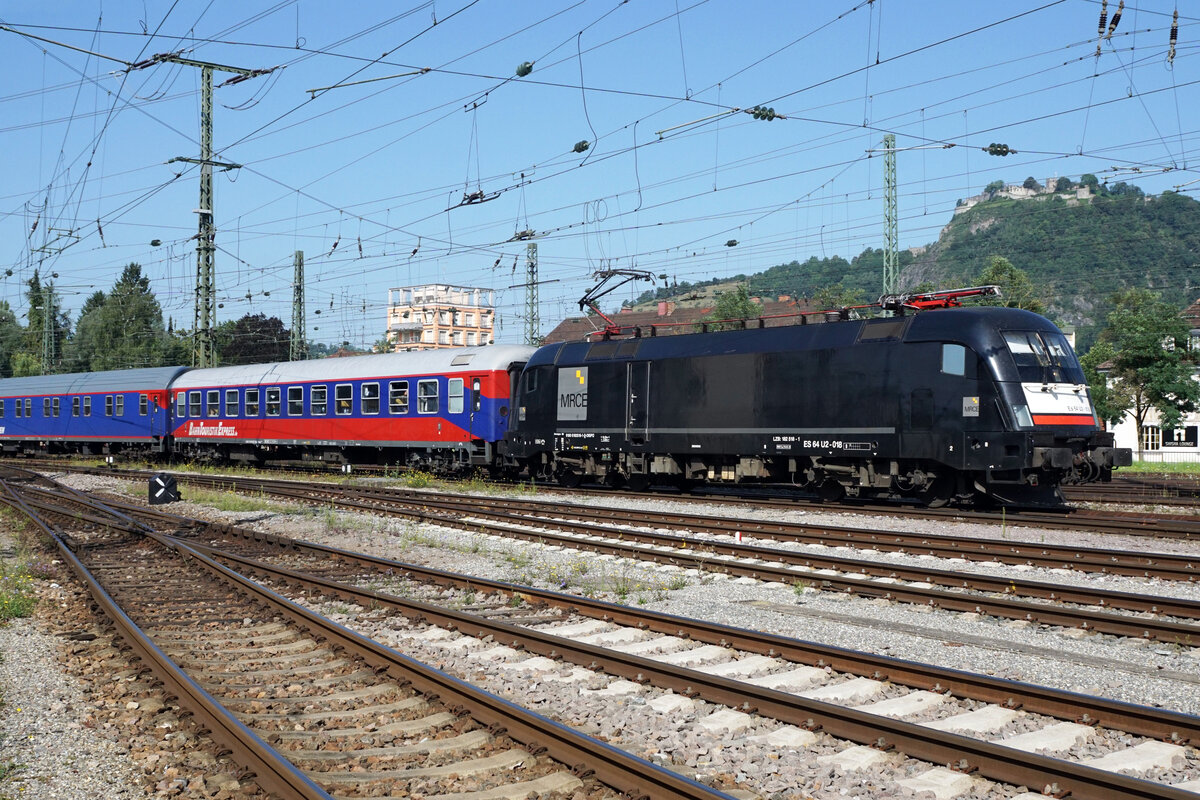GROSSER BAHNHOF SINGEN am 14. August 2021.
Infolge Sperrung der Rheintalbahn während drei Wochenenden wurden viele Züge über die Schwarzwaldbahn umgeleitet.
Verewigt wurden diverse Impressionen vom Grossverkehr in Singen.
Autozug nach Lörrach mit der 182 512 der MRCE bei der Ankunft.
Foto: Walter Ruetsch