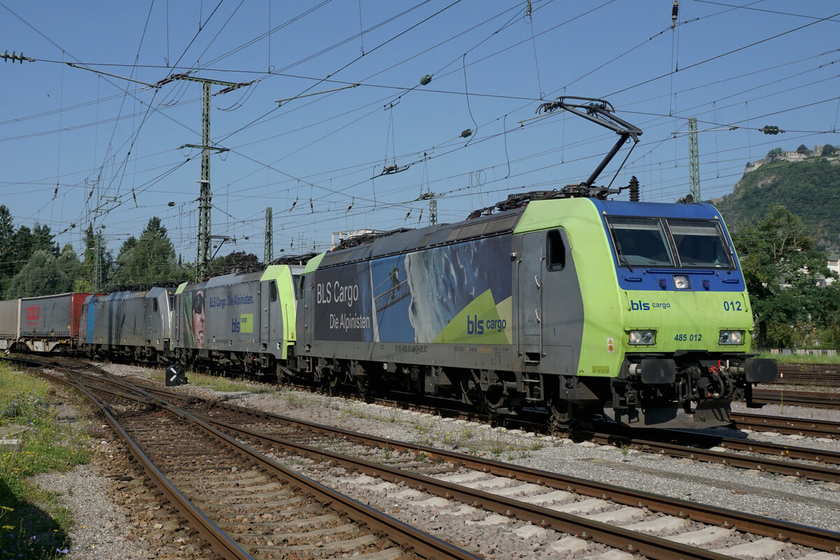 GROSSER BAHNHOF SINGEN am 14. August 2021.
Infolge Sperrung der Rheintalbahn während drei Wochenenden wurden viele Züge über die Schwarzwaldbahn umgeleitet.
Verewigt wurden diverse Impressionen vom Grossverkehr in Singen.
BLS Dreifachtraktion mit schwerer Güterlast bei ihrer Ankunft. An der Spitze dieses Zuges war die Re 485 012 eingereiht.
Foto: Walter Ruetsch