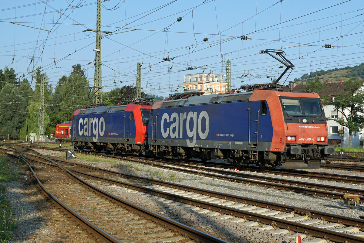 GROSSER BAHNHOF SINGEN am 14. August 2021.
Infolge Sperrung der Rheintalbahn während drei Wochenenden wurden viele Züge über die Schwarzwaldbahn umgeleitet.
Verewigt wurden diverse Impressionen vom Grossverkehr in Singen.
Doppeltraktion SBB CARGO International Re 482 auf Rangierfahrt. Erkennbar ist die Re 482 008-0.
Foto: Walter Ruetsch
