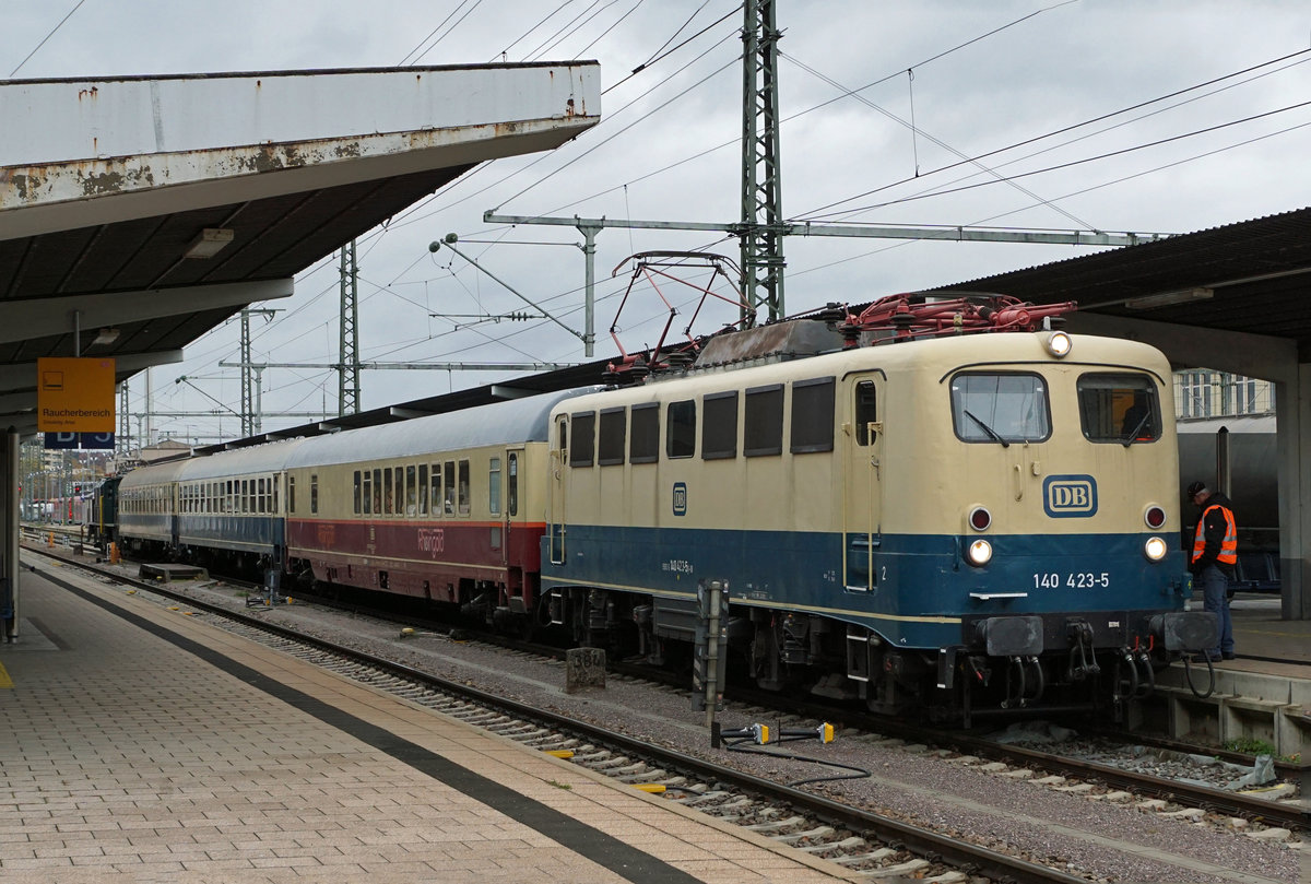 GROSSER BAHNHOF SINGEN HOHENTWIEL AM 5. NOVEMBER 2017 
DB/SBB: Zur Weiterfahrt nach Schaffhausen bereit: 140 423-5 mit dem Salonwagen von DB Museum Koblenz, 2 Bm und der Ce 6/8 III 14305 von SBB Historic leicht erkennbar am Schluss des Zuges.
Foto: Walter Ruetsch 