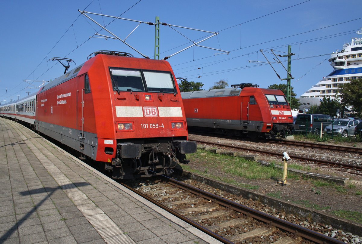 Großer Bahnhof in Warnemünde, 101 059-4 macht sich mit dem IC2239  Warnow  nach Leipzig Hauptbahnhof auf den Weg. Im Hintergrund steht 101 050-3 mit dem IC2389, ebenfalls nach Leipzig Hauptbahnhof. (27.8.2016)