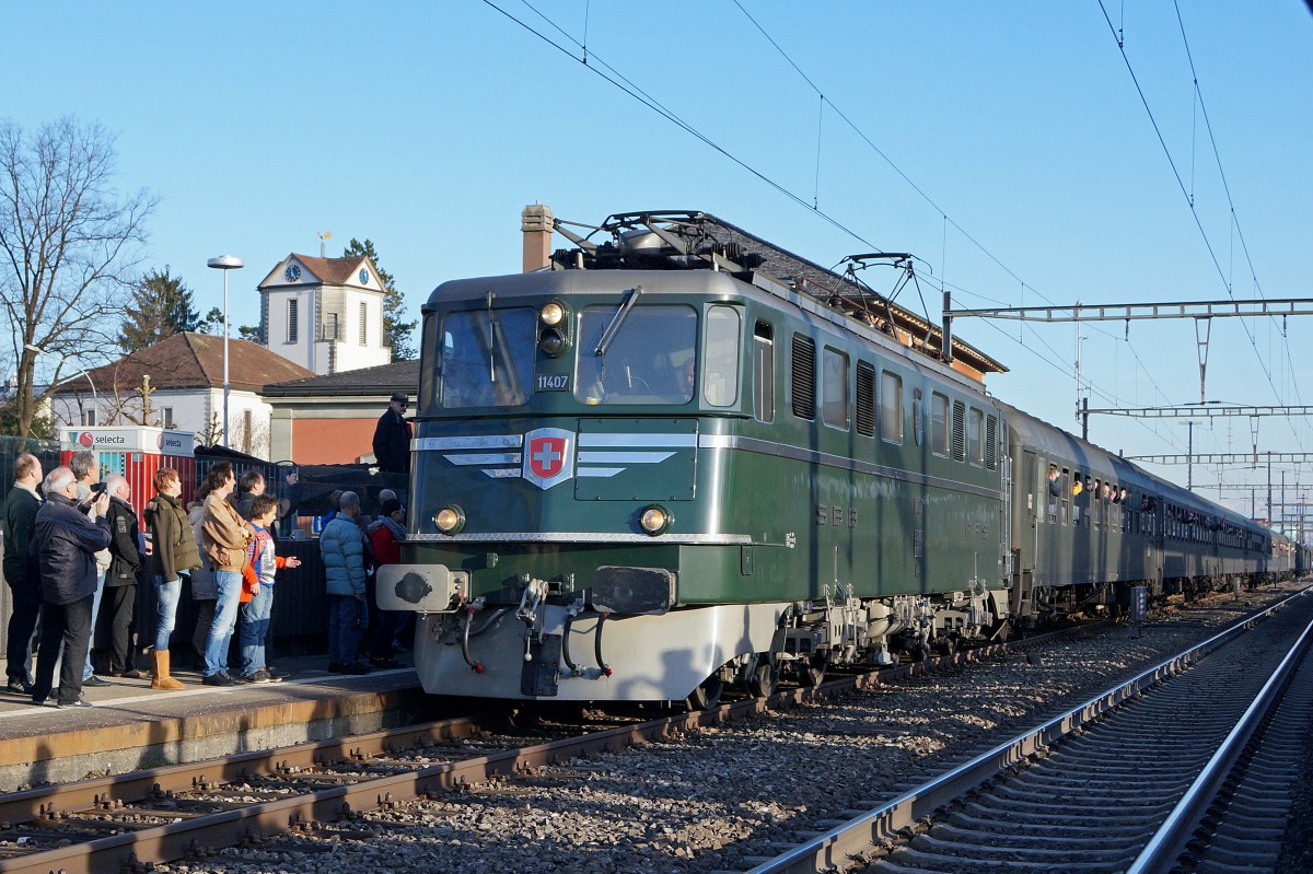 Grosser Bahnhof Wohlen: Die Ankunft des Dampfzuges mit drei Dampflokomotiven vermochte eine sehr grosse interessierte Zuschauermenge zu mobilisieren. Die Ae 6/6 11407  AARGAU  brachte am Abend des 7.3.2015 die Reisenden aus Deutschland von Wohlen nach Konstanz.
Foto: Walter Ruetsch 